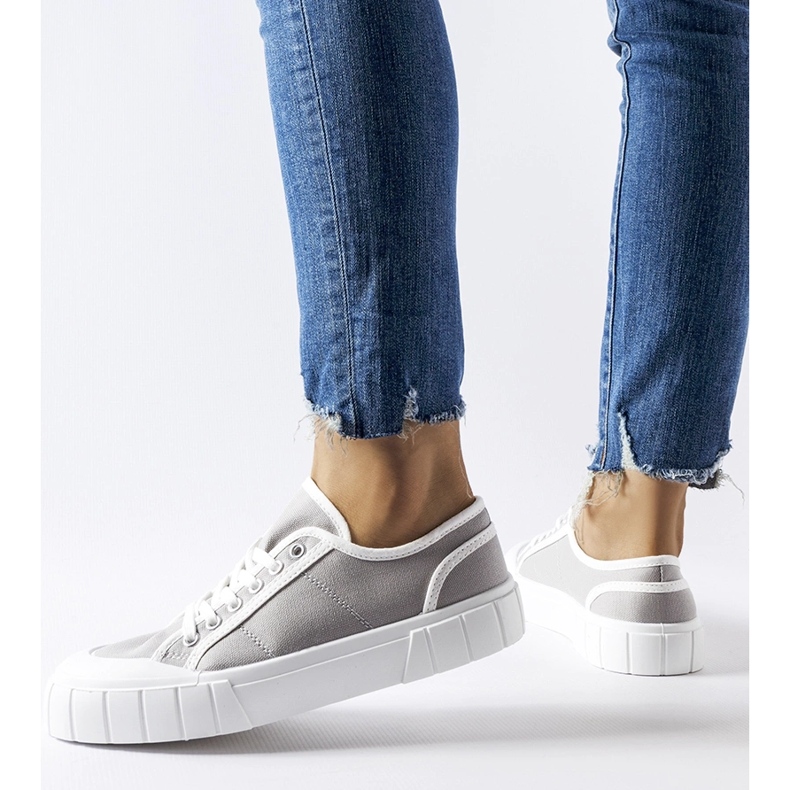 Harmaat lenkkarit paksulla Egidio-alustalla 1