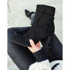 Naisten mustat saappaat koristeellisessa tolppassa 2