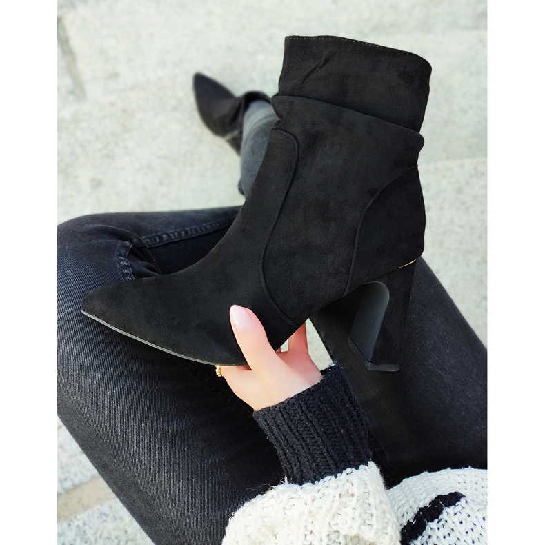 Naisten mustat saappaat koristeellisessa tolppassa 2