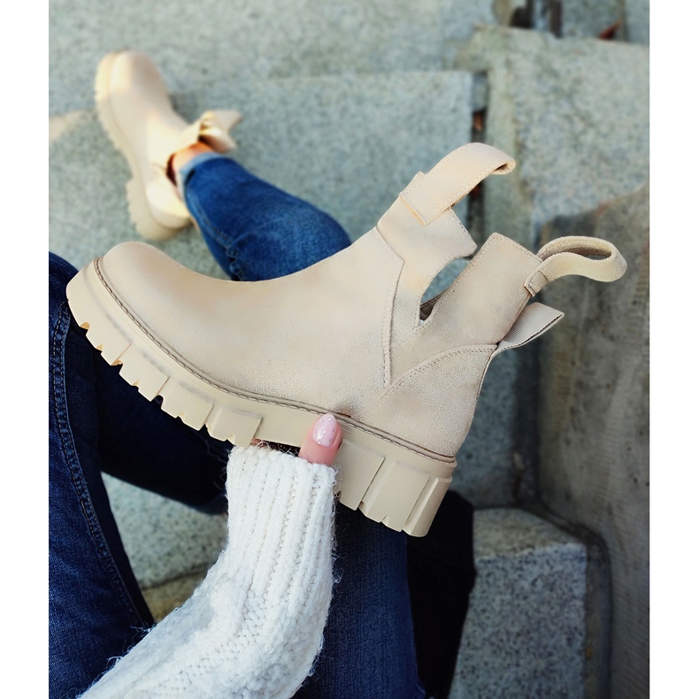 Vaaleanbeiget naisten saappaat alustalla 1