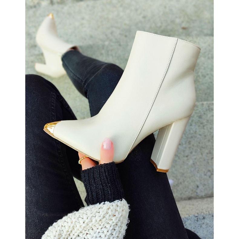 Naisten beige-saappaat koristeellisella piikillä 2