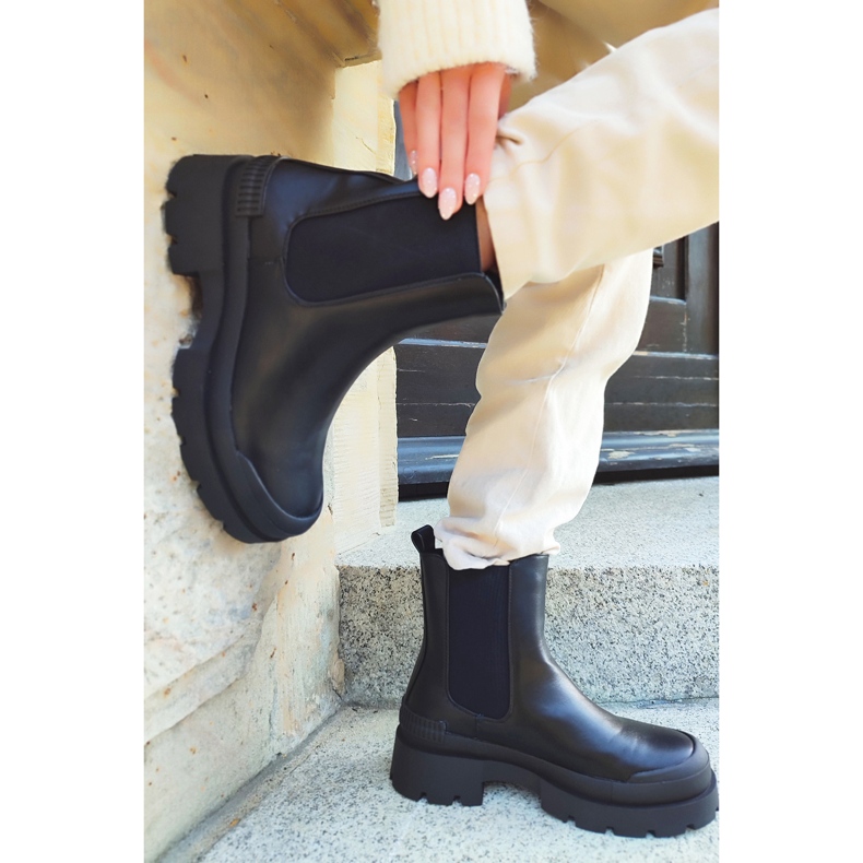 Naisten mustat saappaat mustalla pohjalla 1