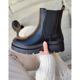 Naisten mustat saappaat mustalla pohjalla 2