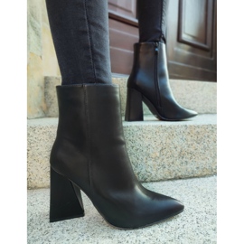 Mustat saappaat kolmion muotoisessa tolppassa 1