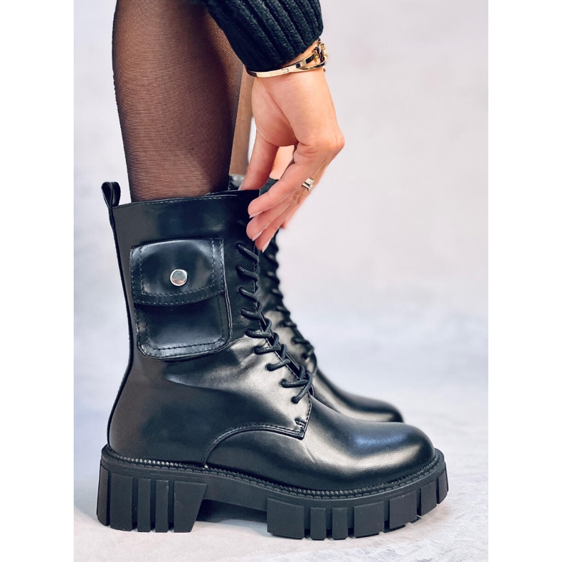 Työntekijät, joilla on Maruna Black -laukku musta 1