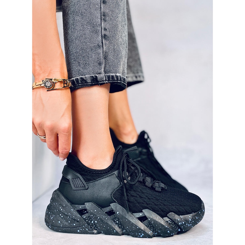 Indu Black sukkaurheilukengät musta 1