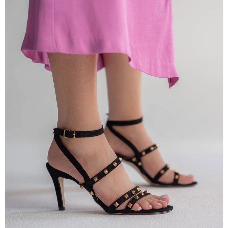 Marco Shoes Mustat mokkanahkasandaalit koristeneuloilla 1