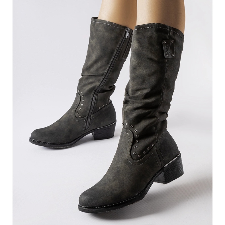 Harmaat eristetyt cowboysaappaat Lignod-lohkolla 1