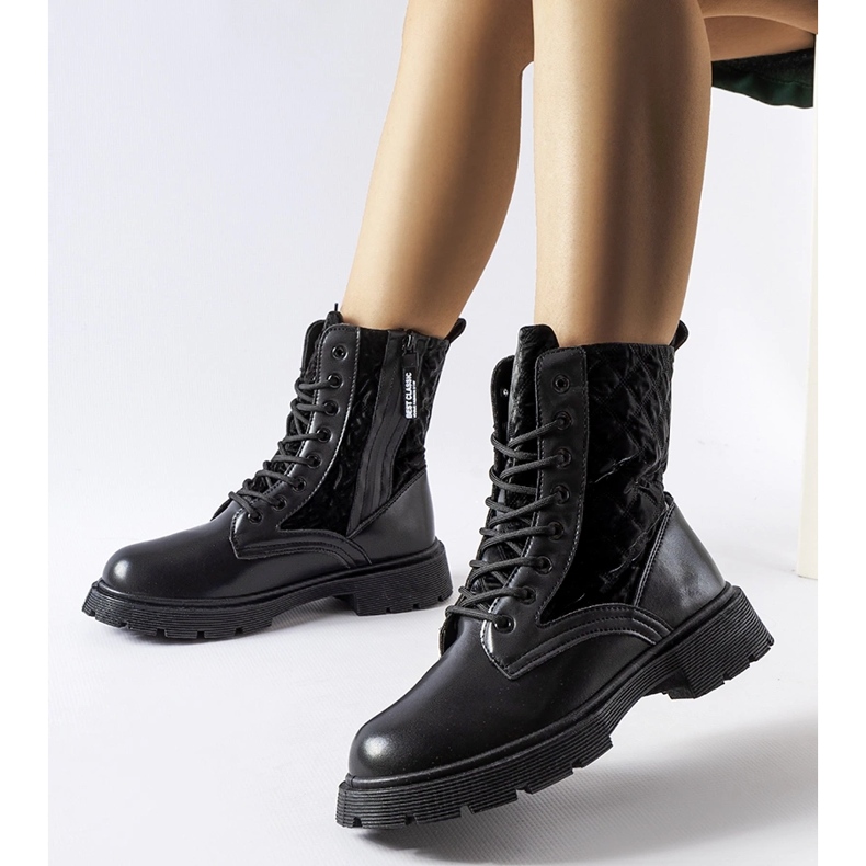 Mustat saappaat, joissa on Jalbert-tikkaus 1