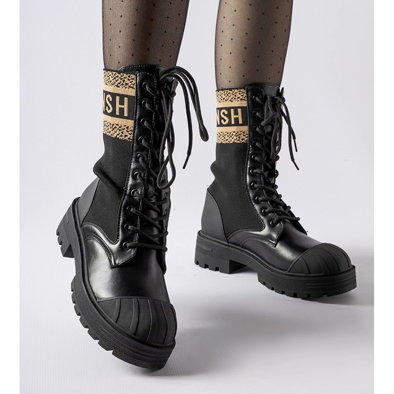 Mustat sukkakengät ruskealla Daria-kirjoituksella 1