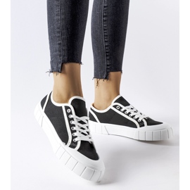 Mustat tennarit paksulla Egidio-alustalla 1