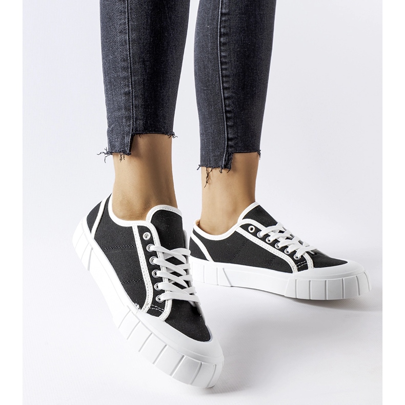 Mustat tennarit paksulla Egidio-alustalla 1