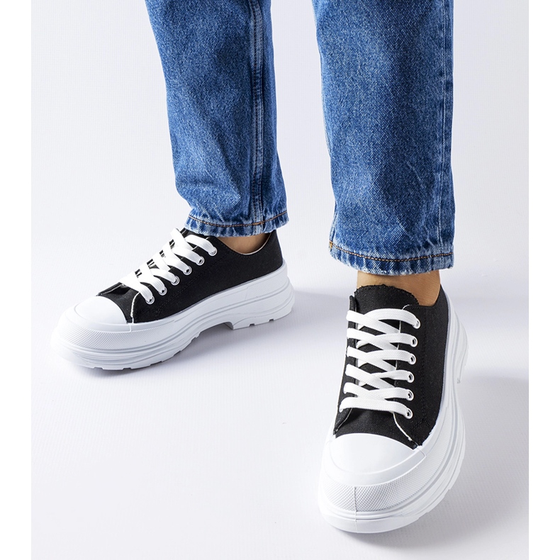 Mustat tennarit, joissa urheilullinen Bettole-pohja 1