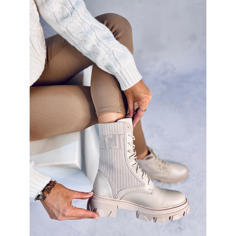 Työntekijät, joilla on joustava Calling Beige -päällinen 1