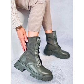 Työntekijät, joilla on joustava Calling Green -päällinen vihreä 2