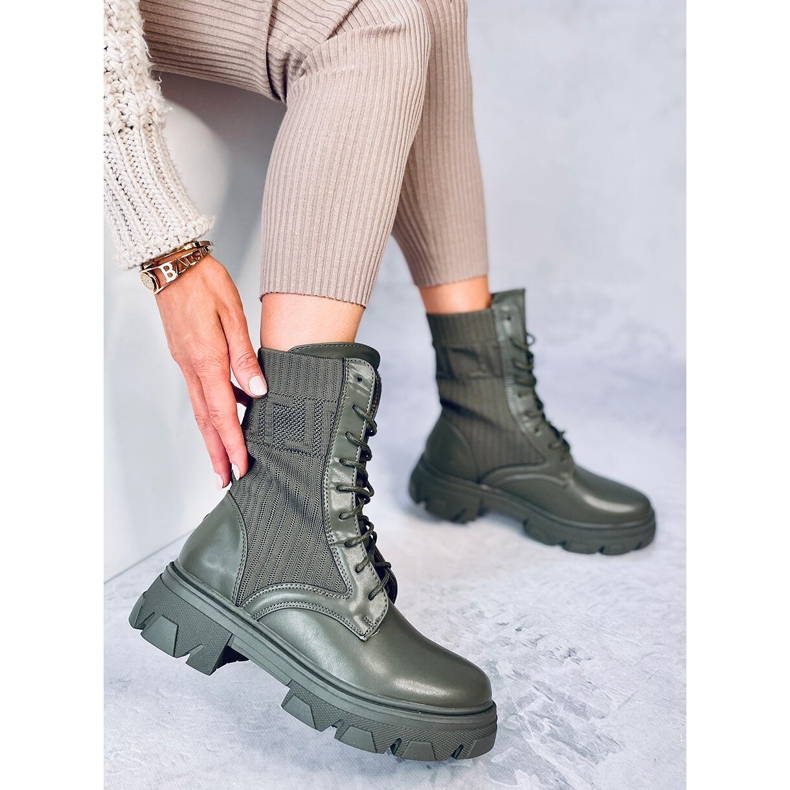 Työntekijät, joilla on joustava Calling Green -päällinen vihreä 2