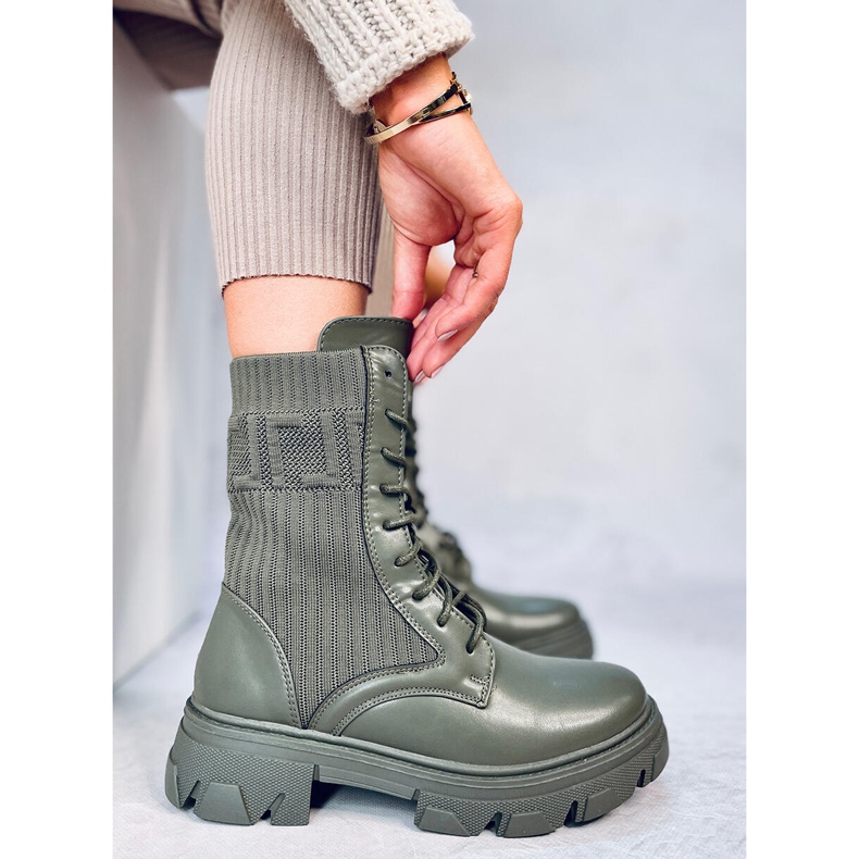 Työntekijät, joilla on joustava Calling Green -päällinen vihreä 1