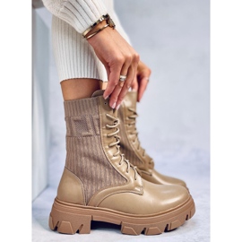 Työntekijät, joilla on Calling Khaki -joustopäällinen beige 1