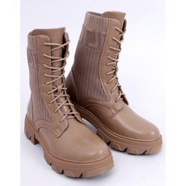 Työntekijät, joilla on Calling Khaki -joustopäällinen beige 2