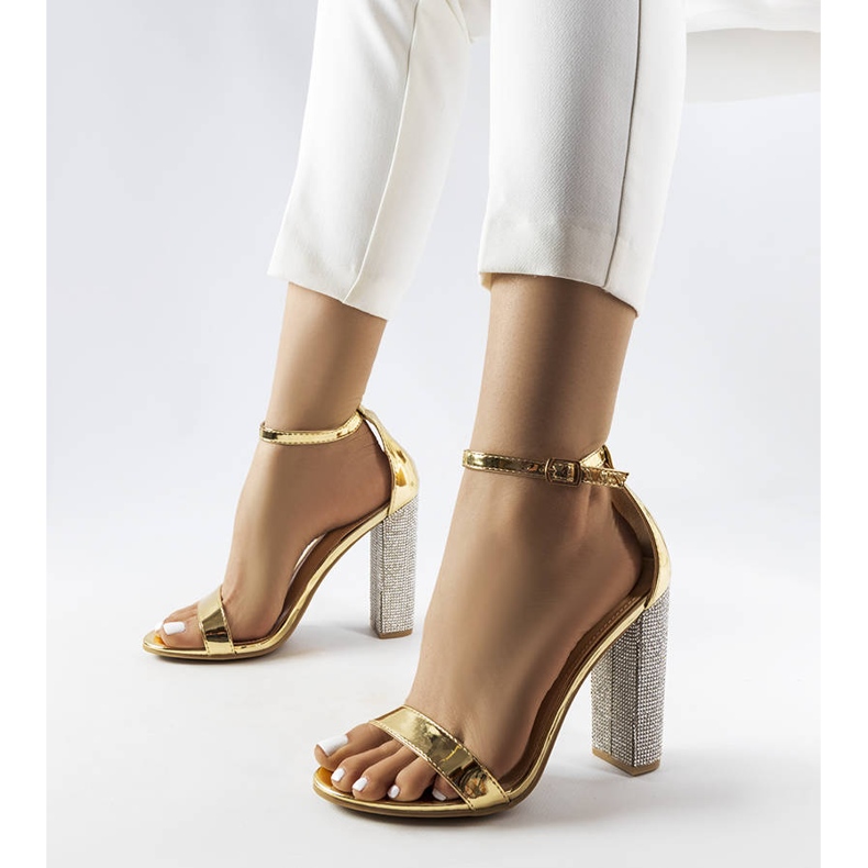 Kultaiset sandaalit koristeellisessa Rette-tolppassa kultainen 1