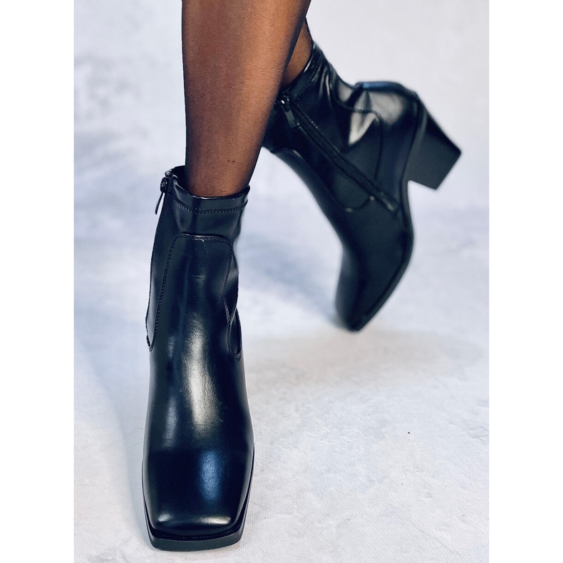 Arya Blackin korkokengät musta 1