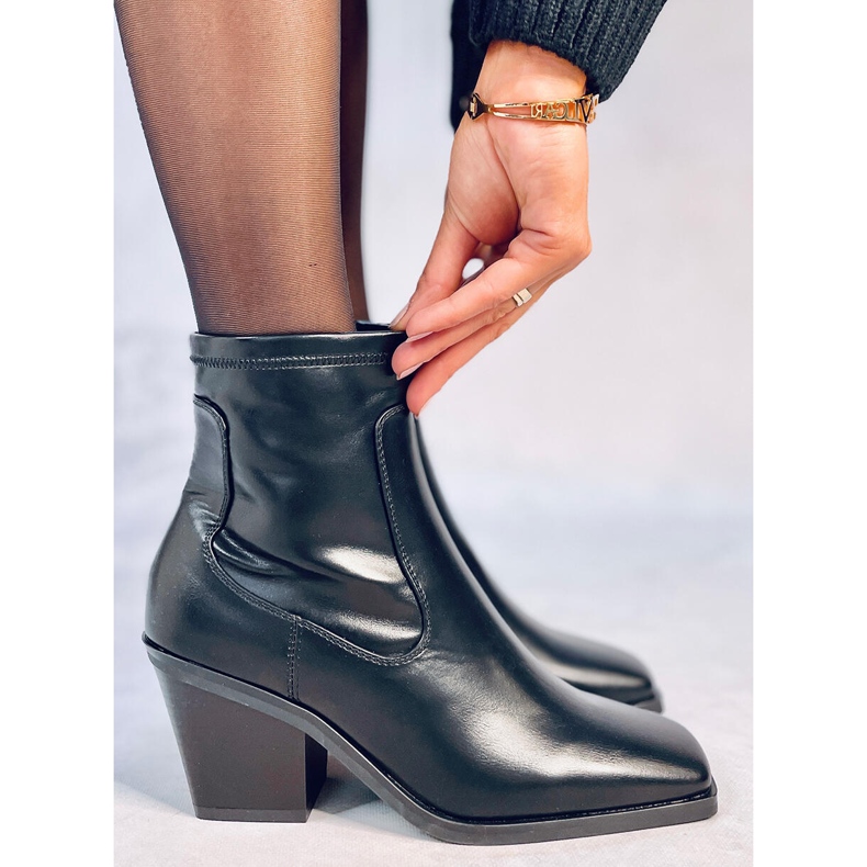 Arya Blackin korkokengät musta 2