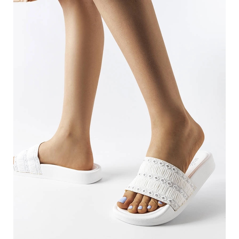 Ernestin valkoiset röyhelöillä koristellut liukusäätimet valkoinen 2