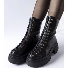 Mustat eristetyt saappaat koristeltu Amla-sidoksella 1