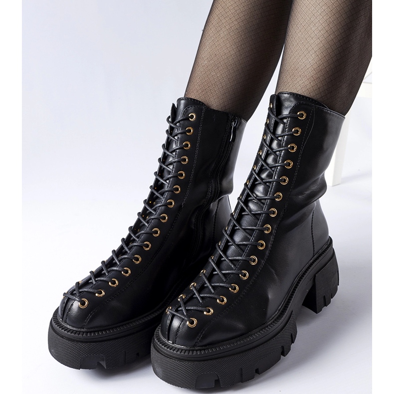 Mustat eristetyt saappaat koristeltu Amla-sidoksella 1