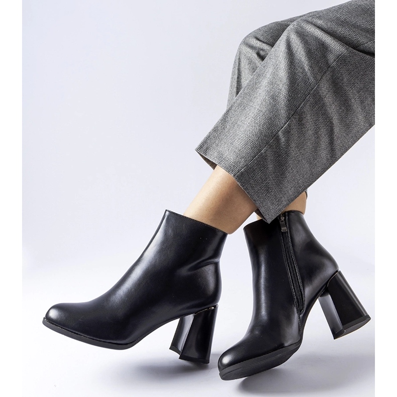 Mustat eristetty nilkkurit koristeellisella Clivi-korolla 1