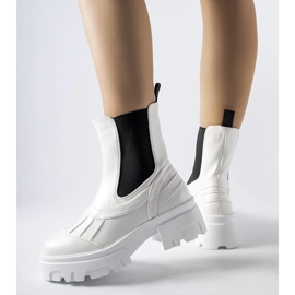 Valkoisia massiivisia eristettyjä Carruba-työläisiä valkoinen 1