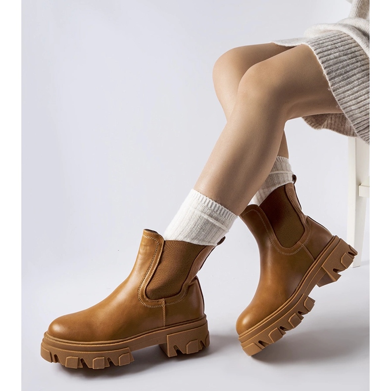 Ruskeat, massiiviset, eristetyt nilkkurit Giuliolta 1