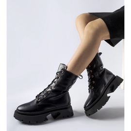 Aeroporton mustat eristetyt nilkkurit 1