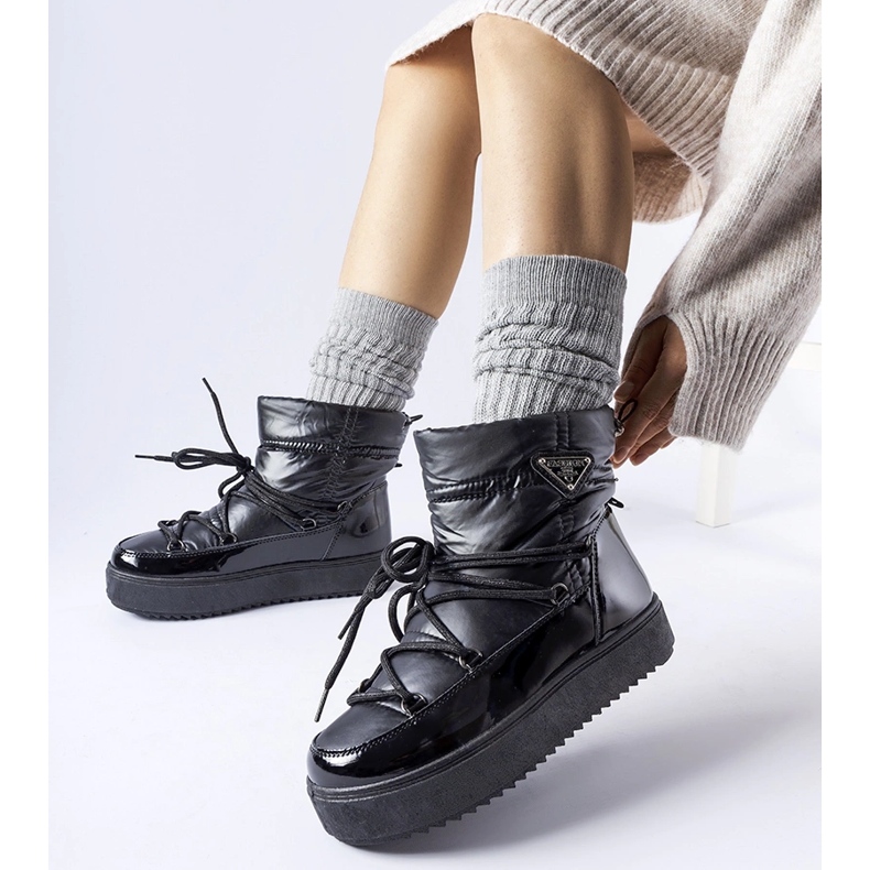 Mustat eristetyt lumisaappaat joustavalla Oslavialla 1