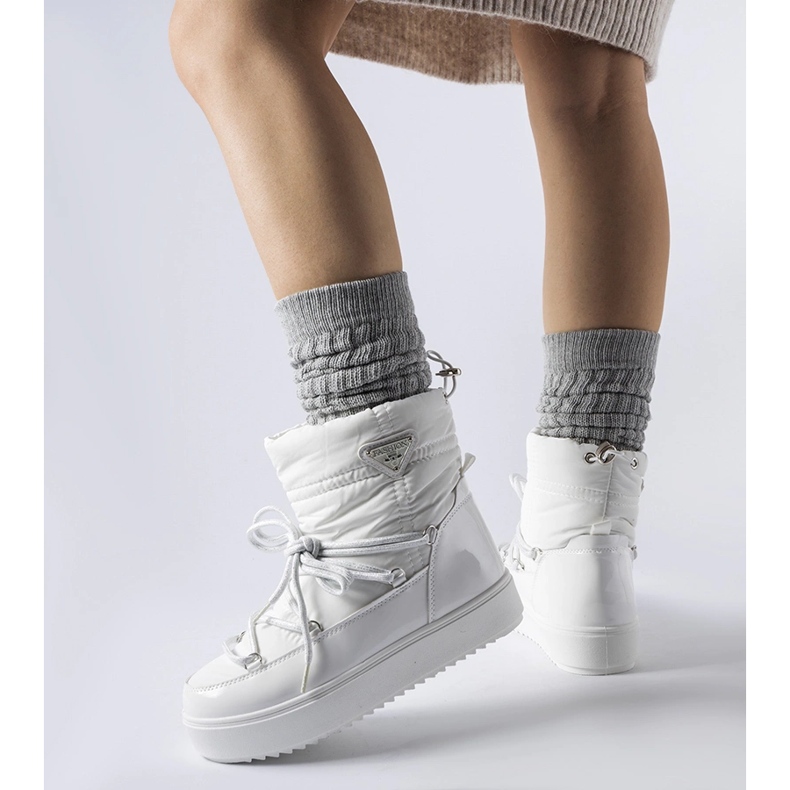 Valkoiset eristetyt lumisaappaat joustavalla Oslavialla valkoinen 1