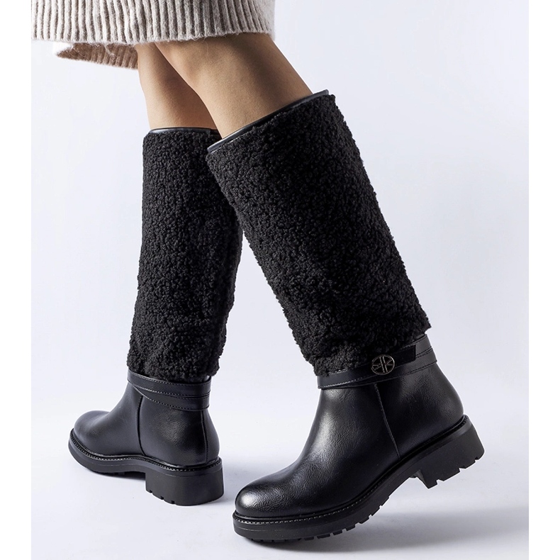 Mustat saappaat, jotka on koristeltu Plains-turkiksella 1