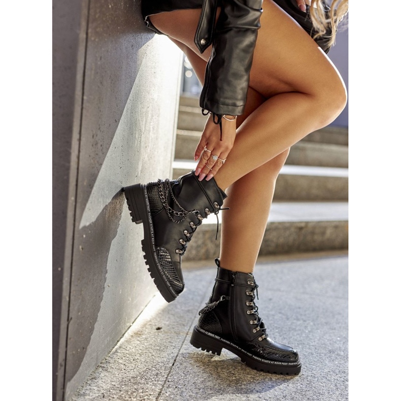 S.Barski Eristetyt työntekijät ketjuilla, musta 3