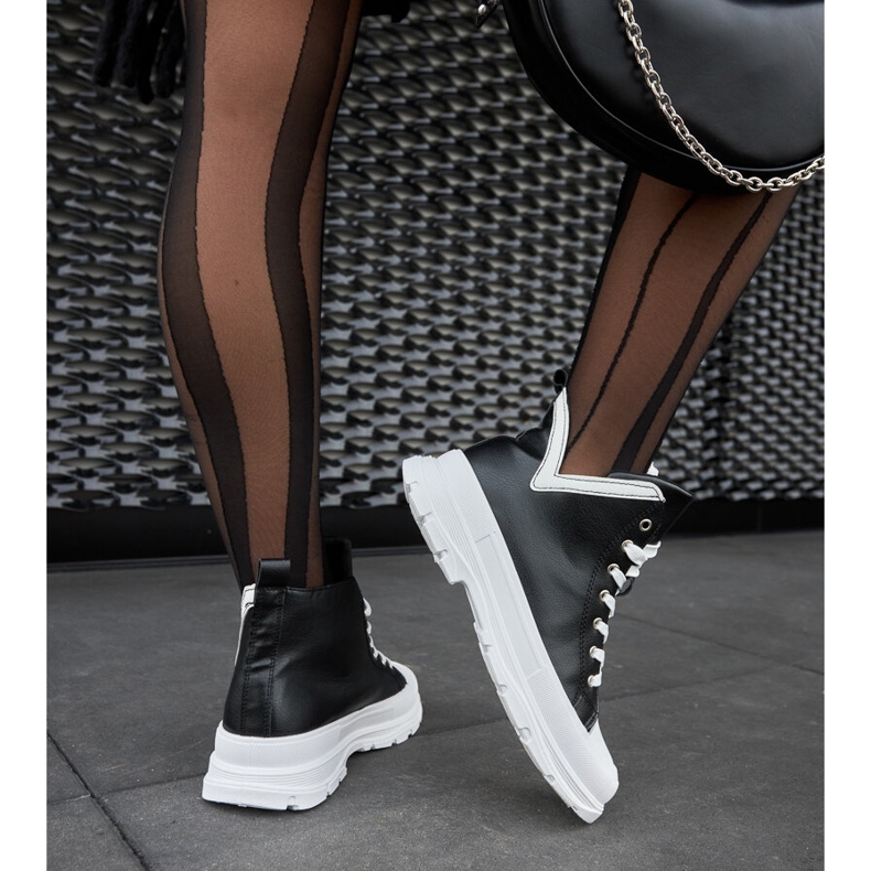 Josen mustat korkeatasoiset tennarit 1