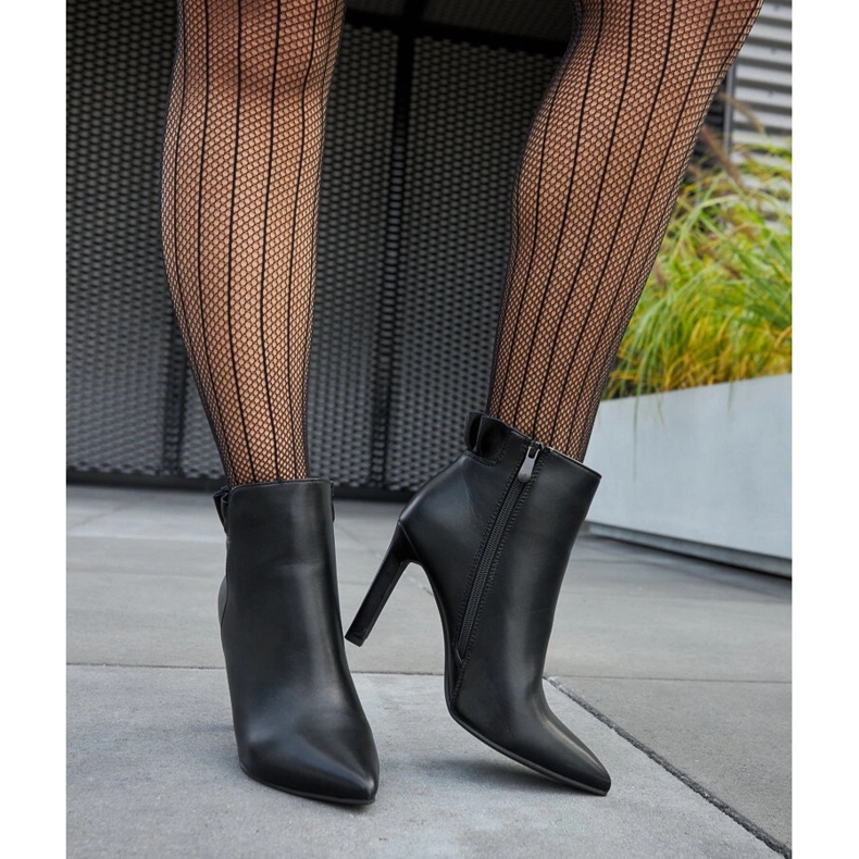 Mustat nilkkurit, joissa röyhelö Roger stilettossa 1