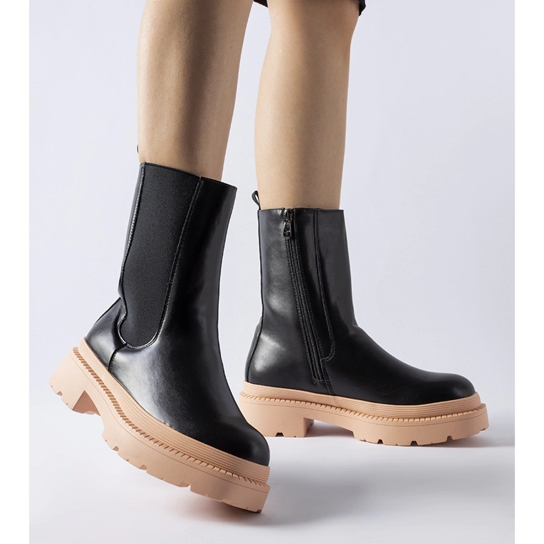 Mustat nilkkurit vaaleanpunaisella Garden-pohjalla 1