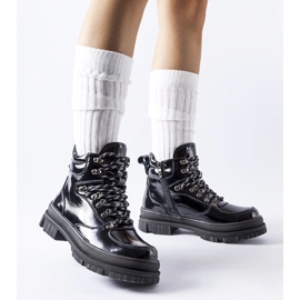 Richardsin mustat lakkasaappaat 1