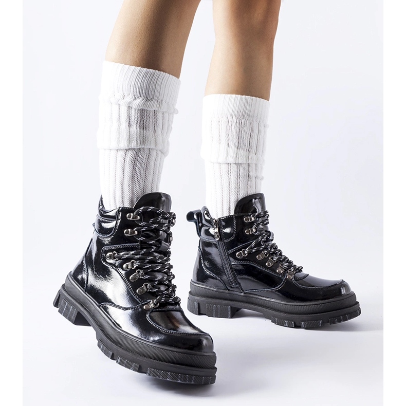 Richardsin mustat lakkasaappaat 1