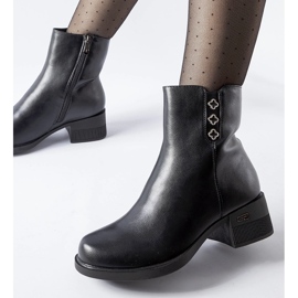 Mustat eristetyt nilkkurit Insignia strassilla 1