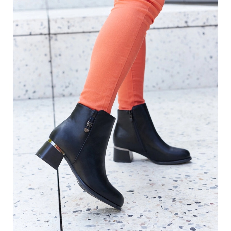 Mustat tyylikkäät saappaat Bocconin strassilla 1