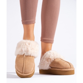 Pehmeät, beigenväriset pehmolelut Shelovet-tasolla 1