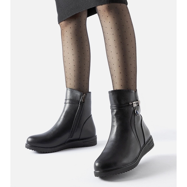 Mustat eristetyt nilkkurit koristeellisella Nola-riipuksella 1