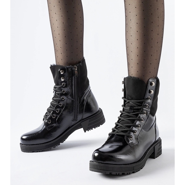 Mustat eristettyjä työntekijöiden saappaat 1