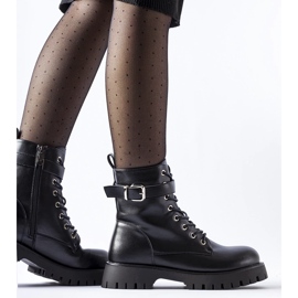 Mustat eristetyt nilkkurit, joissa koristeellinen Fino-solki 1