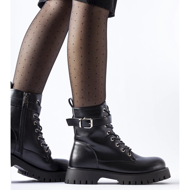 Mustat eristetyt nilkkurit, joissa koristeellinen Fino-solki 1