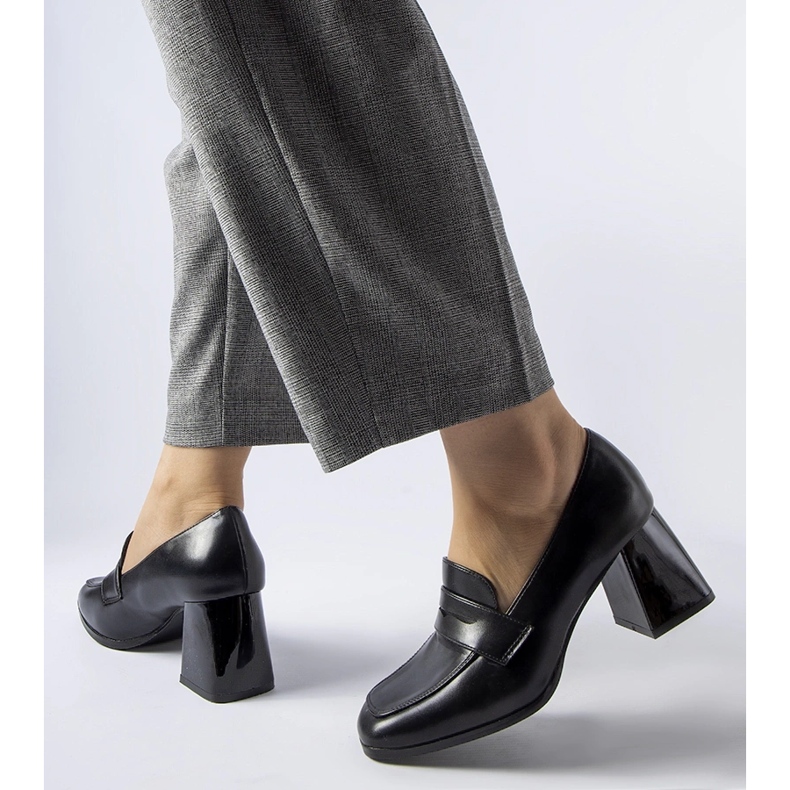 Mustat pumput patentoidulla Beroide-korolla 1